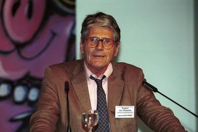 Rupert von Plottnitz, ehemaliger Justizminister von Hessen, h?lt am Dienstag (04.11.2003) am 8. Mainzer Medien Disput i-stock-photo