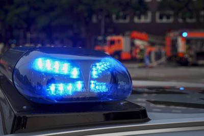 Blinkendes Blaulicht auf einem Einsatzfahrzeug im Einsatz beim Wohnungsbrand 6 Personen zum Teil mit Fluchthauben gerettet.Brandursache unbekannt Hamburg 03.06.2025 Am Dienstag Abend gegen 19:10 Uhr kam es aus noch unbekannten Gr?nden zu einem Vollbrand einer Wohnung in einem Mehrfamilienhaus an der Kreuzung Eiffestrasse / Grevenweg. Hamburg Deutschland *** Flashing blue lights on an emergency vehicle in action during an apartment fire 6 people rescued, some with escape hoods Cause of fire unknown Hamburg 03 06 2025 On Tuesday evening at around 7.10 p.m., for reasons still unknown, an apartment in an apartment building at the intersection of Eiffestrasse and Grevenweg in Hamburg Germany caught fire.-stock-foto
