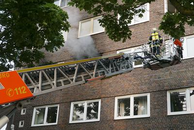 Feuerwehrleute und Rettunfakraefte RTW Loeschfahreuge und Drehleiter im Einsatz beim Wohnungsbrand 6 Personen zum Teil mit Fluchthauben gerettet.Brandursache unbekannt Hamburg 03.06.2025 Am Dienstag Abend gegen 19:10 Uhr kam es aus noch unbekannten Gr?nden zu einem Vollbrand einer Wohnung in einem Mehrfamilienhaus an der Kreuzung Eiffestrasse / Grevenweg. Hamburg Deutschland *** Firefighters and ambulance crews RTW Loeschfahreuge and turntable ladder in action at apartment fire 6 people rescued partly with escape hoods Cause of fire unknown Hamburg 03 06 2025 On Tuesday evening around 7 10 pm, for reasons still unknown, there was a full fire in an apartment in an apartment building at the intersection of Eiffestrasse Grevenweg Hamburg Ger-stock-foto