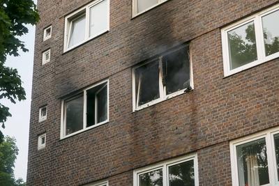 Feuerwehrleute und Rettunfakraefte RTW Loeschfahreuge und Drehleiter im Einsatz beim Wohnungsbrand 6 Personen zum Teil mit Fluchthauben gerettet.Brandursache unbekannt Hamburg 03.06.2025 Am Dienstag Abend gegen 19:10 Uhr kam es aus noch unbekannten Gr?nden zu einem Vollbrand einer Wohnung in einem Mehrfamilienhaus an der Kreuzung Eiffestrasse / Grevenweg. Hamburg Deutschland *** Firefighters and ambulance crews RTW Loeschfahreuge and turntable ladder in action at apartment fire 6 people rescued partly with escape hoods Cause of fire unknown Hamburg 03 06 2025 On Tuesday evening around 7 10 pm, for reasons still unknown, there was a full fire in an apartment in an apartment building at the intersection of Eiffestrasse Grevenweg Hamburg Ger-stock-foto
