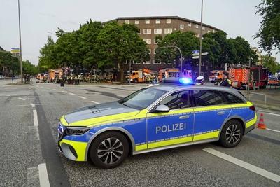 Polizeifahzeug sperung der Strasse mit Blaulicht im Einsatz beim Wohnungsbrand 6 Personen zum Teil mit Fluchthauben gerettet.Brandursache unbekannt Hamburg 03.06.2025 Am Dienstag Abend gegen 19:10 Uhr kam es aus noch unbekannten Gr?nden zu einem Vollbrand einer Wohnung in einem Mehrfamilienhaus an der Kreuzung Eiffestrasse / Grevenweg. Hamburg Deutschland *** Police vehicle blocking the road with blue lights on duty at apartment fire 6 people rescued partly with escape hoods Cause of fire unknown Hamburg 03 06 2025 On Tuesday evening at around 7 10 p.m., for reasons still unknown, there was a full fire in an apartment building at the intersection of Eiffestrasse and Grevenweg Hamburg Germany-stock-foto