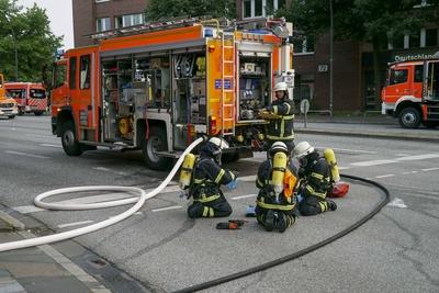 Feuerwehrleute und Rettunfakraefte RTW Loeschfahreuge und Drehleiter im Einsatz beim Wohnungsbrand 6 Personen zum Teil mit Fluchthauben gerettet.Brandursache unbekannt Hamburg 03.06.2025 Am Dienstag Abend gegen 19:10 Uhr kam es aus noch unbekannten Gr?nden zu einem Vollbrand einer Wohnung in einem Mehrfamilienhaus an der Kreuzung Eiffestrasse / Grevenweg. Hamburg Deutschland *** Firefighters and ambulance crews RTW Loeschfahreuge and turntable ladder in action at apartment fire 6 people rescued partly with escape hoods Cause of fire unknown Hamburg 03 06 2025 On Tuesday evening around 7 10 pm, for reasons still unknown, there was a full fire in an apartment in an apartment building at the intersection of Eiffestrasse Grevenweg Hamburg Ger-stock-foto