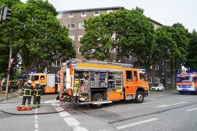 Feuerwehrleute und Rettunfakraefte RTW Loeschfahreuge und Drehleiter im Einsatz beim Wohnungsbrand 6 Personen zum Teil mit Fluchthauben gerettet.Brandursache unbekannt Hamburg 03.06.2025 Am Dienstag Abend gegen 19:10 Uhr kam es aus noch unbekannten Gr?nden zu einem Vollbrand einer Wohnung in einem Mehrfamilienhaus an der Kreuzung Eiffestrasse / Grevenweg. Hamburg Deutschland *** Firefighters and ambulance crews RTW Loeschfahreuge and turntable ladder in action at apartment fire 6 people rescued partly with escape hoods Cause of fire unknown Hamburg 03 06 2025 On Tuesday evening around 7 10 pm, for reasons still unknown, there was a full fire in an apartment in an apartment building at the intersection of Eiffestrasse Grevenweg Hamburg Ger-stock-foto