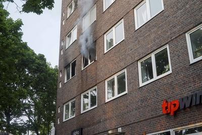 Feuerwehrleute und Rettunfakraefte RTW Loeschfahreuge und Drehleiter im Einsatz beim Wohnungsbrand 6 Personen zum Teil mit Fluchthauben gerettet.Brandursache unbekannt Hamburg 03.06.2025 Am Dienstag Abend gegen 19:10 Uhr kam es aus noch unbekannten Gr?nden zu einem Vollbrand einer Wohnung in einem Mehrfamilienhaus an der Kreuzung Eiffestrasse / Grevenweg. Hamburg Deutschland *** Firefighters and ambulance crews RTW Loeschfahreuge and turntable ladder in action at apartment fire 6 people rescued partly with escape hoods Cause of fire unknown Hamburg 03 06 2025 On Tuesday evening around 7 10 pm, for reasons still unknown, there was a full fire in an apartment in an apartment building at the intersection of Eiffestrasse Grevenweg Hamburg Ger-stock-foto