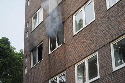 Feuerwehrleute und Rettunfakraefte RTW Loeschfahreuge und Drehleiter im Einsatz beim Wohnungsbrand 6 Personen zum Teil mit Fluchthauben gerettet.Brandursache unbekannt Hamburg 03.06.2025 Am Dienstag Abend gegen 19:10 Uhr kam es aus noch unbekannten Gr?nden zu einem Vollbrand einer Wohnung in einem Mehrfamilienhaus an der Kreuzung Eiffestrasse / Grevenweg. Hamburg Deutschland *** Firefighters and ambulance crews RTW Loeschfahreuge and turntable ladder in action at apartment fire 6 people rescued partly with escape hoods Cause of fire unknown Hamburg 03 06 2025 On Tuesday evening around 7 10 pm, for reasons still unknown, there was a full fire in an apartment in an apartment building at the intersection of Eiffestrasse Grevenweg Hamburg Ger-stock-foto