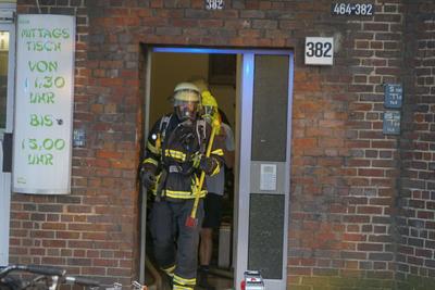 Feuerwehrleute und Rettunfakraefte RTW Loeschfahreuge und Drehleiter im Einsatz beim Wohnungsbrand 6 Personen zum Teil mit Fluchthauben gerettet.Brandursache unbekannt Hamburg 03.06.2025 Am Dienstag Abend gegen 19:10 Uhr kam es aus noch unbekannten Gr?nden zu einem Vollbrand einer Wohnung in einem Mehrfamilienhaus an der Kreuzung Eiffestrasse / Grevenweg. Hamburg Deutschland *** Firefighters and ambulance crews RTW Loeschfahreuge and turntable ladder in action at apartment fire 6 people rescued partly with escape hoods Cause of fire unknown Hamburg 03 06 2025 On Tuesday evening around 7 10 pm, for reasons still unknown, there was a full fire in an apartment in an apartment building at the intersection of Eiffestrasse Grevenweg Hamburg Ger-stock-foto