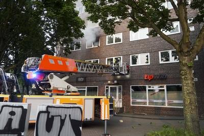 Feuerwehrleute und Rettunfakraefte RTW Loeschfahreuge und Drehleiter im Einsatz beim Wohnungsbrand 6 Personen zum Teil mit Fluchthauben gerettet.Brandursache unbekannt Hamburg 03.06.2025 Am Dienstag Abend gegen 19:10 Uhr kam es aus noch unbekannten Gr?nden zu einem Vollbrand einer Wohnung in einem Mehrfamilienhaus an der Kreuzung Eiffestrasse / Grevenweg. Hamburg Deutschland *** Firefighters and ambulance crews RTW Loeschfahreuge and turntable ladder in action at apartment fire 6 people rescued partly with escape hoods Cause of fire unknown Hamburg 03 06 2025 On Tuesday evening around 7 10 pm, for reasons still unknown, there was a full fire in an apartment in an apartment building at the intersection of Eiffestrasse Grevenweg Hamburg Ger-stock-foto