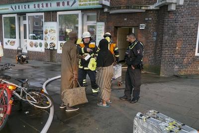 Feuerwehrleute und Rettunfakraefte RTW Loeschfahreuge und Drehleiter im Einsatz beim Wohnungsbrand 6 Personen zum Teil mit Fluchthauben gerettet.Brandursache unbekannt Hamburg 03.06.2025 Am Dienstag Abend gegen 19:10 Uhr kam es aus noch unbekannten Gr?nden zu einem Vollbrand einer Wohnung in einem Mehrfamilienhaus an der Kreuzung Eiffestrasse / Grevenweg. Hamburg Deutschland *** Firefighters and ambulance crews RTW Loeschfahreuge and turntable ladder in action at apartment fire 6 people rescued partly with escape hoods Cause of fire unknown Hamburg 03 06 2025 On Tuesday evening around 7 10 pm, for reasons still unknown, there was a full fire in an apartment in an apartment building at the intersection of Eiffestrasse Grevenweg Hamburg Ger-stock-foto