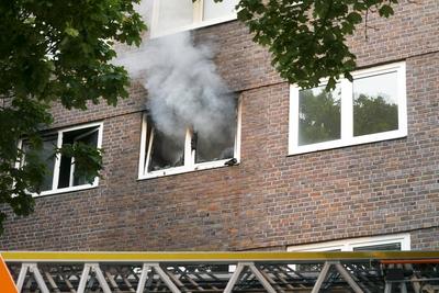 Feuerwehrleute und Rettunfakraefte RTW Loeschfahreuge und Drehleiter im Einsatz beim Wohnungsbrand 6 Personen zum Teil mit Fluchthauben gerettet.Brandursache unbekannt Hamburg 03.06.2025 Am Dienstag Abend gegen 19:10 Uhr kam es aus noch unbekannten Gr?nden zu einem Vollbrand einer Wohnung in einem Mehrfamilienhaus an der Kreuzung Eiffestrasse / Grevenweg. Hamburg Deutschland *** Firefighters and ambulance crews RTW Loeschfahreuge and turntable ladder in action at apartment fire 6 people rescued partly with escape hoods Cause of fire unknown Hamburg 03 06 2025 On Tuesday evening around 7 10 pm, for reasons still unknown, there was a full fire in an apartment in an apartment building at the intersection of Eiffestrasse Grevenweg Hamburg Ger-stock-foto