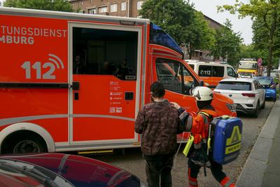 Feuerwehrleute und Rettunfakraefte RTW Loeschfahreuge und Drehleiter im Einsatz beim Wohnungsbrand 6 Personen zum Teil mit Fluchthauben gerettet.Brandursache unbekannt Hamburg 03.06.2025 Am Dienstag Abend gegen 19:10 Uhr kam es aus noch unbekannten Gr?nden zu einem Vollbrand einer Wohnung in einem Mehrfamilienhaus an der Kreuzung Eiffestrasse / Grevenweg. Hamburg Deutschland *** Firefighters and ambulance crews RTW Loeschfahreuge and turntable ladder in action at apartment fire 6 people rescued partly with escape hoods Cause of fire unknown Hamburg 03 06 2025 On Tuesday evening around 7 10 pm, for reasons still unknown, there was a full fire in an apartment in an apartment building at the intersection of Eiffestrasse Grevenweg Hamburg Ger-stock-foto