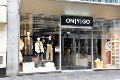 Der Eingang zu einer Filiale des Schuh- und Modegesch?ft ONYGO *** The entrance to a branch of the shoe and fashion stor-stock-foto