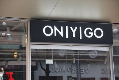 Der Eingang zu einer Filiale des Schuhgesch?ft ONYGO *** The entrance to a branch of the shoe store ONYGO-stock-foto