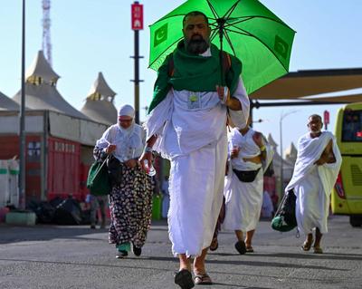 Muslim pilgrims heads to Mina near Islam's holy city of Mecca-stock-foto