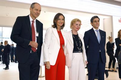 Christoph Mohn, Maria Reyes Maroto, Liz Mohn und Jose Maria Alvarez-Pallete beim Besuch des Deutsch-Spanischen Forums i-stock-foto