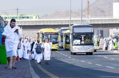 Muslim pilgrims heads to Mina near Islam's holy city of Mecca-stock-foto