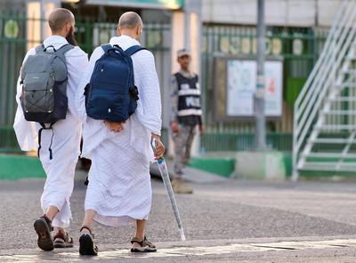 Muslim pilgrims heads to Mina near Islam's holy city of Mecca-stock-foto