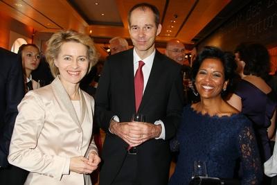 Ursula von der Leyen und Christoph Mohn lebt mit seiner Frau Shobhna bei der Bertelsmann Party 2013 in der Hauptstadtre-stock-photo