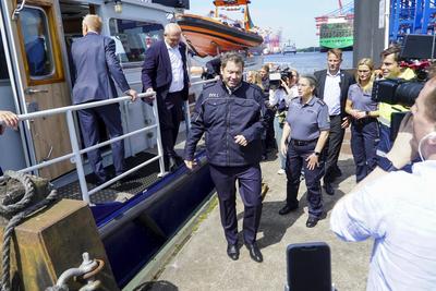 Bundesfinanzminister Lars Klingbeil besucht den Zoll im Hamburger Hafen Hamburg 03.06.2025 Der Bundesminister der Finanzen Lars Klingbeil stellt die Zoll-Bilanz 2024 vorstellen und sich anschlie?end nach einer Fahrt mit dem Zollboot am Beispiel der Kontrolle eines Containerschiffes ein eigenes Bild davon machen, wie Zoellnerinnen und Zoellner im Hamburger Hafen arbeiten. Hamburg Deutschland *** Federal Minister of Finance Lars Klingbeil visits customs in the Port of Hamburg Hamburg 03 06 2025 Federal Minister of Finance Lars Klingbeil presents the Customs Balance Sheet 2024 and then, after a trip on the customs boat, gets his own impression of how customs officers work in the Port of Hamburg using the example of inspecting a container shi-stock-foto