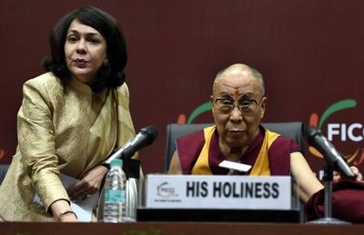 NEW DELHI, INDIA - JANUARY 21: National President FICCI FLO Vinita Bimbhet, with Tibetan spiritual leader Dalai Lama, d-stock-foto