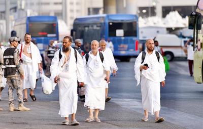 Muslim pilgrims heads to Mina near Islam's holy city of Mecca-stock-foto