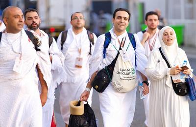 Muslim pilgrims heads to Mina near Islam's holy city of Mecca-stock-foto
