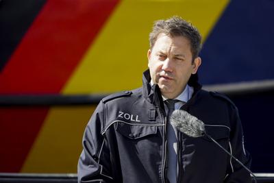 Bundesfinanzminister Lars Klingbeil besucht den Zoll im Hamburger Hafen Hamburg 03.06.2025 Der Bundesminister der Finanzen Lars Klingbeil stellt die Zoll-Bilanz 2024 vorstellen und sich anschlie?end nach einer Fahrt mit dem Zollboot am Beispiel der Kontrolle eines Containerschiffes ein eigenes Bild davon machen, wie Zoellnerinnen und Zoellner im Hamburger Hafen arbeiten. Hamburg Deutschland *** Federal Minister of Finance Lars Klingbeil visits customs in the Port of Hamburg Hamburg 03 06 2025 Federal Minister of Finance Lars Klingbeil presents the Customs Balance Sheet 2024 and then, after a trip on the customs boat, gets his own impression of how customs officers work in the Port of Hamburg using the example of inspecting a container shi-stock-foto