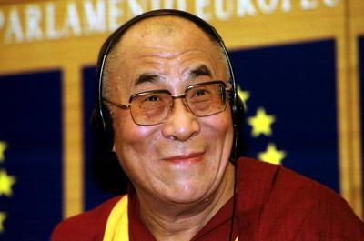 Der Dalai Lama stellt sich am Mittwoch (24.10.2001) im Europaparlament in Stra?burg den Fragen von Journalisten.-stock-foto