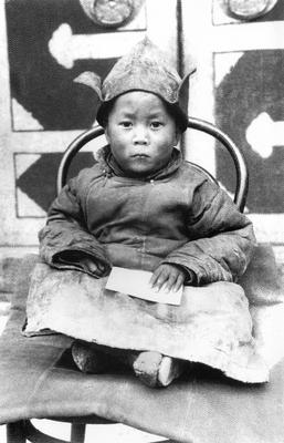 China / Tibet: The 14th Dalai Lama, Tenzin Gyatso (1935- ) as a child in Amdo shortly after being identified as the rein-stock-foto