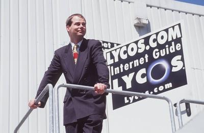 Bildnummer: 56900990  Datum: 11.05.2000  Copyright: imago/teutopressChristoph Mohn (Gesch?ftsf?hrer Lycos) 05/00 thg Mann Sohn von Reinhard Bertelsmann Marketing-Studium Gesch?ftsf?hring F?hrung Leitung Management Medien-Branche Anteilseigner Unternehmer Unternehmen Lycos-Bertelsmann GmbH Joint Venture Lycos national Deutschland Europa international Amerika USA t?tig im Internet www.lycos.de Ihr pers?nlicher Internet-Guide Suchmaschine Suchen Suche Internetsuche Recherche Internetrecherche Internet Online e-mail e-commerce Shopping Service kostenlos Versenden von Text-Botschaften an Handy-Besitzer Partner BOL comundo.de Internet-Zugang Provider Portal dunkelhaarig kurzhaarig seri?s Jackett Hemd Krawatte stehend drau?en auf Dach Dachterasse Firma Firmengeb?ude Geb?ude Bauwerk Architektur Au?enaufnahme halb quer aufst?tzend Gel?nder T?rklinke T?r in die Ferne schauend l?chelnd Froschperspektive Schrift Schriftzug Logo Schild LYCOS.COM Fototermin Christoph Mohn am 11.05.2000 in G?tersloh People Shooting x0x xsk 2000 quer Aufmacher  56900990 Date 11 05 2000 Copyright Imago  Christoph Mohn manager Lycos 05 00 THG Man Son from Reinhard Bertelsmann Marketing Studies  Leadership Line Management Media Industry Shareholders Entrepreneurs Companies Lycos Bertelsmann GmbH Joint Venture Lycos National Germany Europe International America USA acting in Internet www Lycos de her personal Internet Guide Search engine Search Search Internet search Research Internet search Internet Online e Mail e Commerce Shopping Service free Send from Text Embassies to Handy Owners Partner Bol  de Internet Access Provider Portal dark haired short seriously Jacket Shirt Tie standing outside on Roof Roof terrace Company Company building Building Building Architecture Outside view half horizontal aufst?tzend Railings Doorknob Door in the Distance looking smiling worms eye view Font emblem emblem Shield Lycos Com Photo call Christoph Mohn at 11 05 2000 in G?tersloh Celebrities Shooting x0x xSK 2000 horizontal Highlight-stock-photo