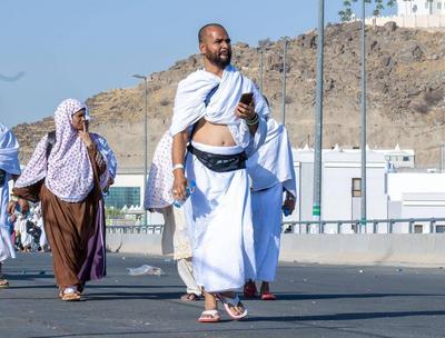 Muslim pilgrims heads to Mina near Islam's holy city of Mecca-stock-foto
