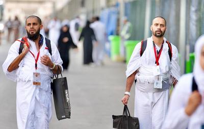 Muslim pilgrims heads to Mina near Islam's holy city of Mecca-stock-foto