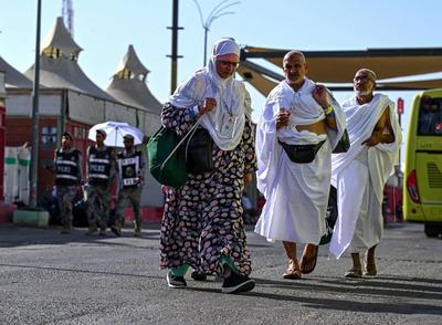Muslim pilgrims heads to Mina near Islam's holy city of Mecca-stock-foto