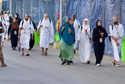 Muslim pilgrims heads to Mina near Islam's holy city of Mecca-stock-foto
