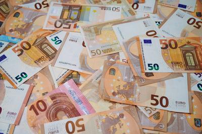 Die farbenfrohen Euro-Banknoten zeigen verschiedene St?ckelungen auf einer flachen Oberfl?che, die ihr Design zur Geltun-stock-photo
