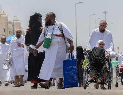 Muslim pilgrims heads to Mina near Islam's holy city of Mecca-stock-foto
