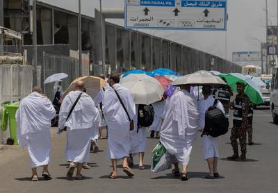 Muslim pilgrims heads to Mina near Islam's holy city of Mecca-stock-foto