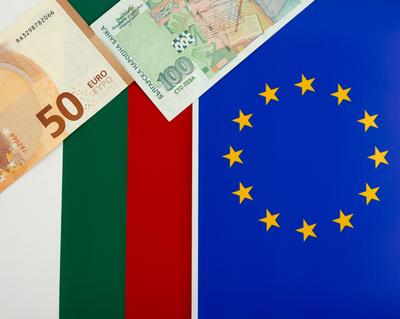 Bulgarian and European Union banknotes in front of EU and Bulgarian flag Bulgarian and European Union banknotes in front-stock-foto