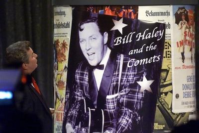 Bildnummer: 51114752  Datum: 12.11.2004  Copyright: imago/MAVERICKSMann betrachtet ein Veranstaltungsplakat von - Bill Haley an the Comets - in Rust, Objekte , Personen; 2004, Rust, M?nner, Plakat, Plakat, Werbeplakat, Werbeplakate, Veranstaltungsplakate, Werbung, Reklame; , quer, Kbdig, Einzelbild, Deutschland,  ,-stock-foto