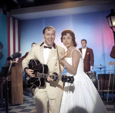 Bildnummer: 54301883  Datum: 01.07.1958  Copyright: imago/United ArchivesHIER BIN ICH - HIER BLEIB ICH / BRD 1958 / CATERINA VALENTE und Rock n Roll King BILL HALEY im Musikfilm: Hier bin ich - hier bleib ich , 1958.     !AUFNAHMEDATUM GESCH?TZT!    People Film Entertainment kbneg xdp 1958 quadrat Fernsehen Film Musical Musiker Musikfilm Rock n Roll o0 FilmstillBildnummer 54301883 Date 01 07 1958 Copyright Imago United Archives here am I here Stay I GERMANY 1958 Caterina Valente and Rock n Roll King Bill Haley in  here am I here Stay I 1958 date estimated Celebrities Film Entertainment Kbneg XDP 1958 Square Television Film Musical Musician  Rock n Roll o0 Still film-stock-foto