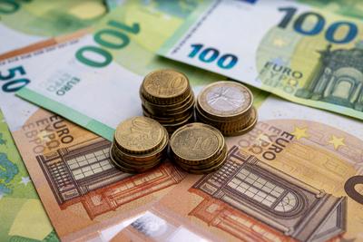 Euro-M?nzen und Banknoten Nahaufnahme , Deutschland, 23.11.2024, Detailaufnahme von Euro-M?nzen und Banknoten in verschi-stock-foto