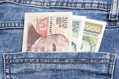 Bulgarischer Lew in der Tasche einer Bluejeans-stock-foto