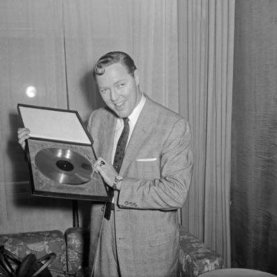 Der amerikanische Rock n Roll Musiker Bill Haley erh?lt die goldene Schallplatte f?r seinen Titel Ro-stock-photo