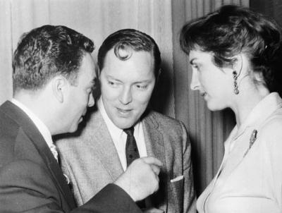 Bill Haley erh?lt die Goldene Schallplatte f?r seinen Titel Rock Around The Clock 1955 Bill Haley-stock-foto