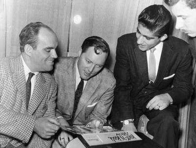 Bill Haley mit zwei Musikern seiner Comets 1956 Bill Haley with two of his Comets 1956 Copyright-stock-foto