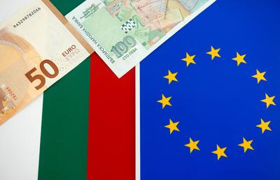 Bulgarian and European Union banknotes in front of EU and Bulgarian flag Bulgarian and European Union banknotes in front-stock-foto