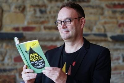Autor Volker Surmann erhaelt den Evangelischen Buchpreis-stock-foto