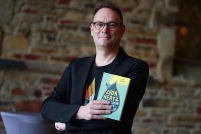 Autor Volker Surmann erhaelt den Evangelischen Buchpreis-stock-foto