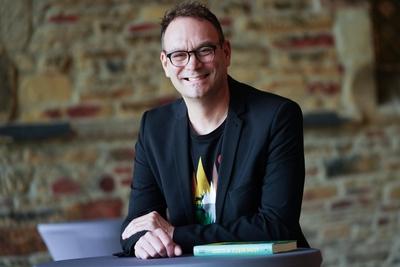 Autor Volker Surmann erhaelt den Evangelischen Buchpreis-stock-foto