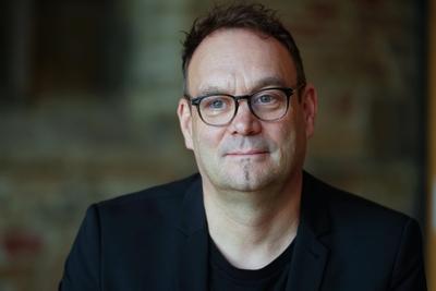 Autor Volker Surmann erhaelt den Evangelischen Buchpreis-stock-foto