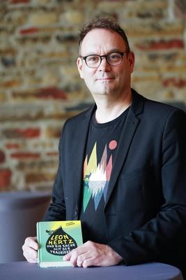 Autor Volker Surmann erhaelt den Evangelischen Buchpreis-stock-foto